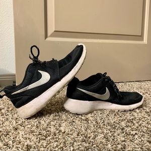 ‼️SOLD‼️Women's Nike Roshe Run Shoes size 8- used